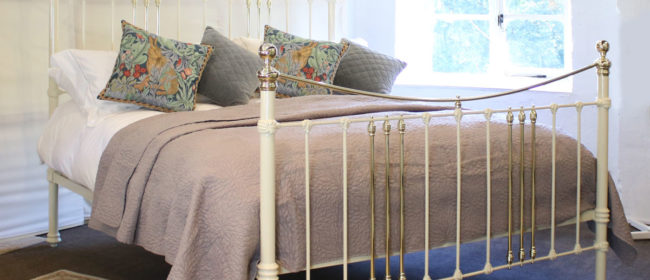 Cast Iron and Brass Bed in Cream – MSK59